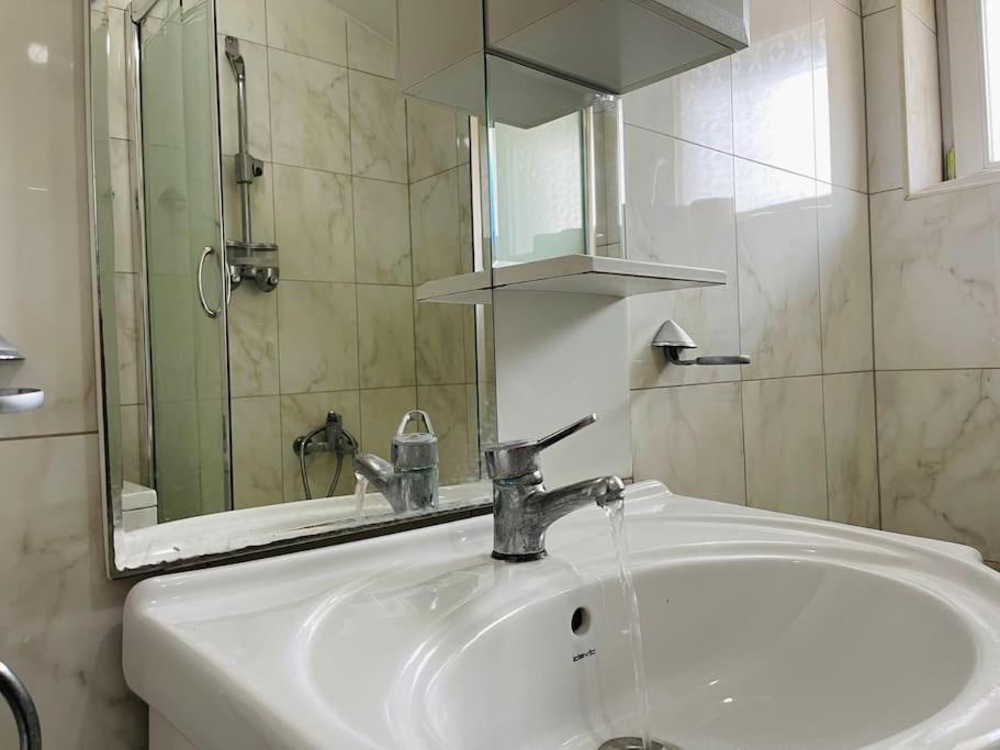 Modi Apartments Peje Bagian luar foto