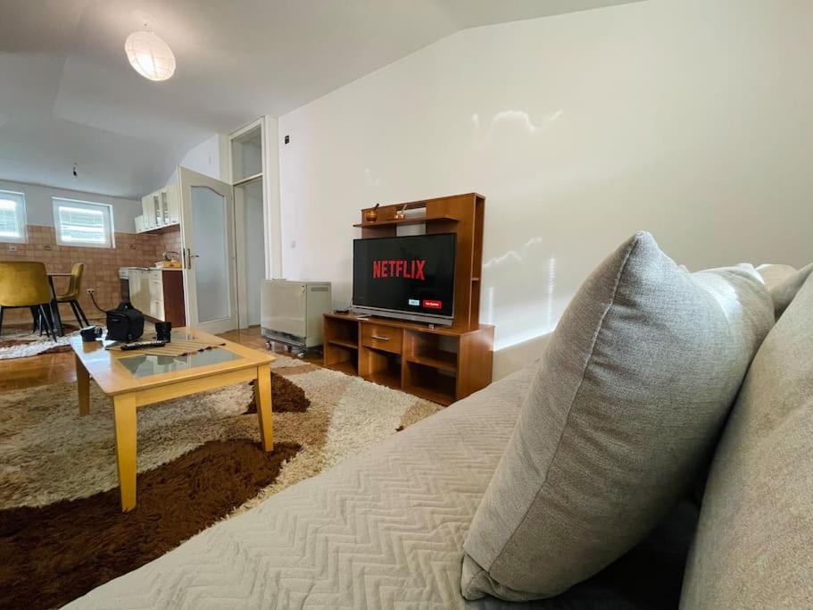Modi Apartments Peje Bagian luar foto