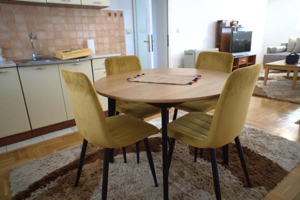 Modi Apartments Peje Bagian luar foto