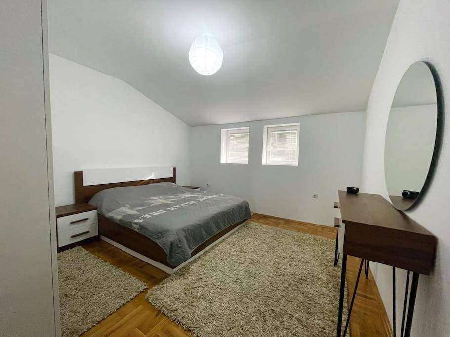Modi Apartments Peje Bagian luar foto