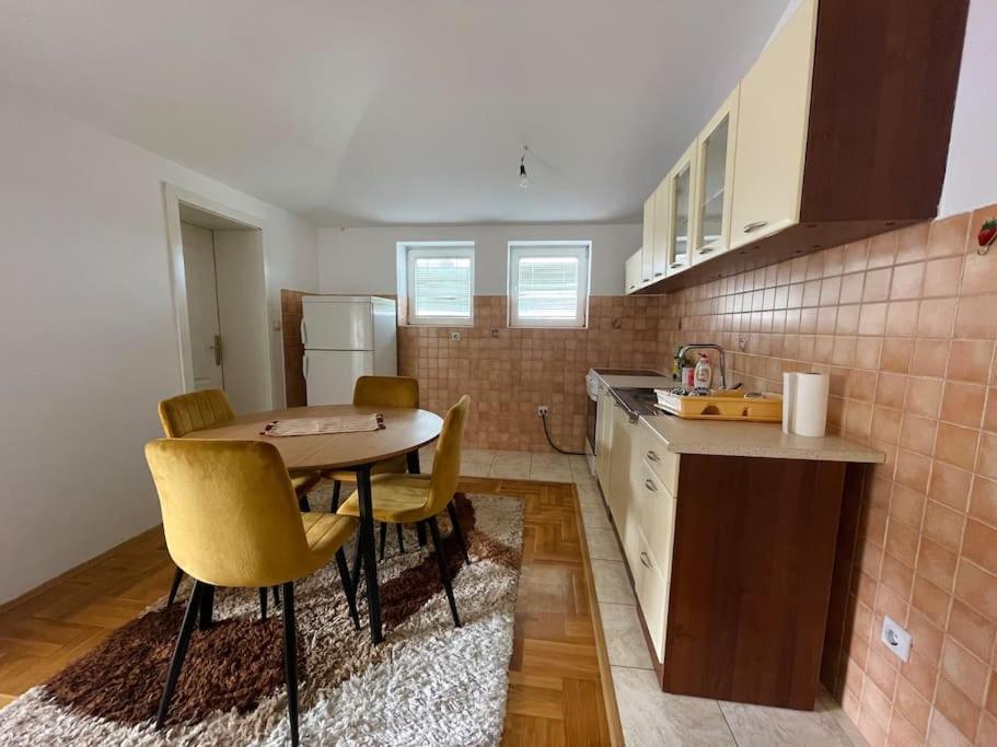 Modi Apartments Peje Bagian luar foto